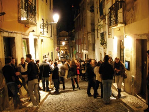 Barrio Alto en Lisboa de fiesta por la noche